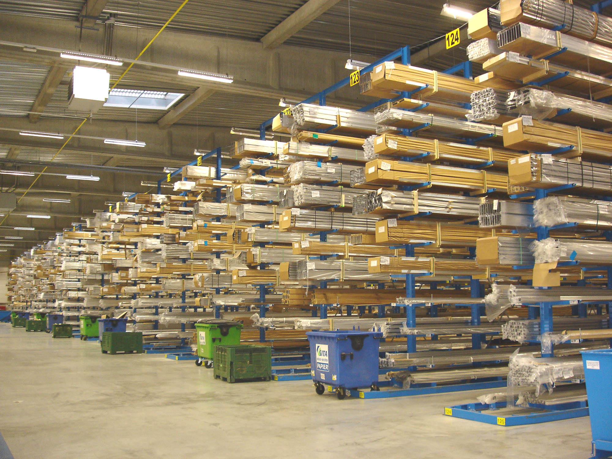 Cantilever racking systems for aluminum