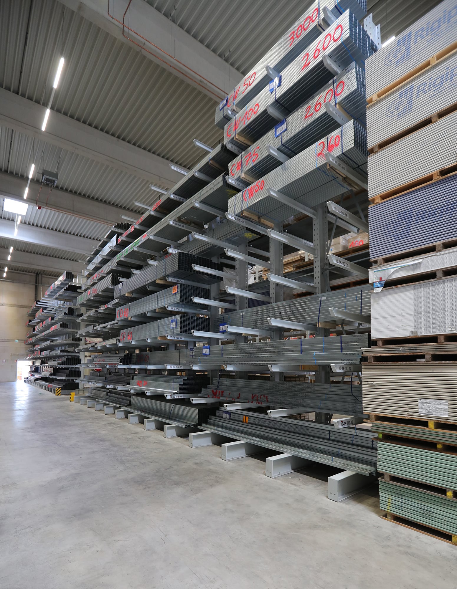 cantilever racking with 10 storage levels